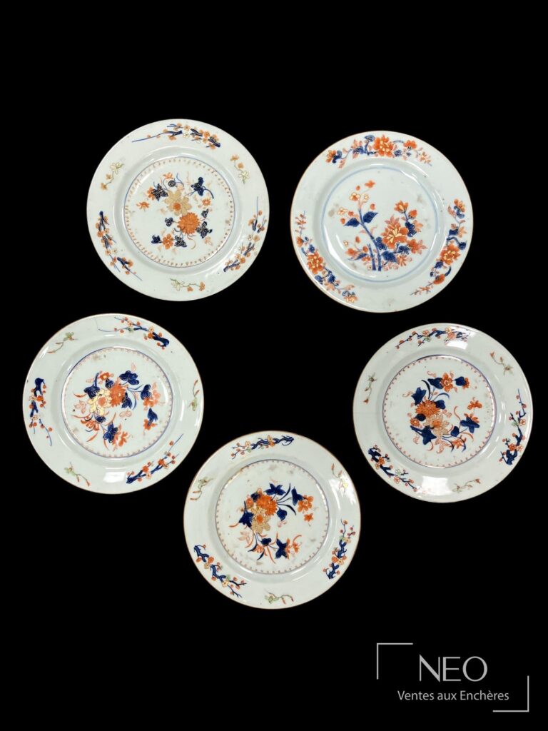 Cinq assiettes en porcelaine de Chine à décor floral polychrome