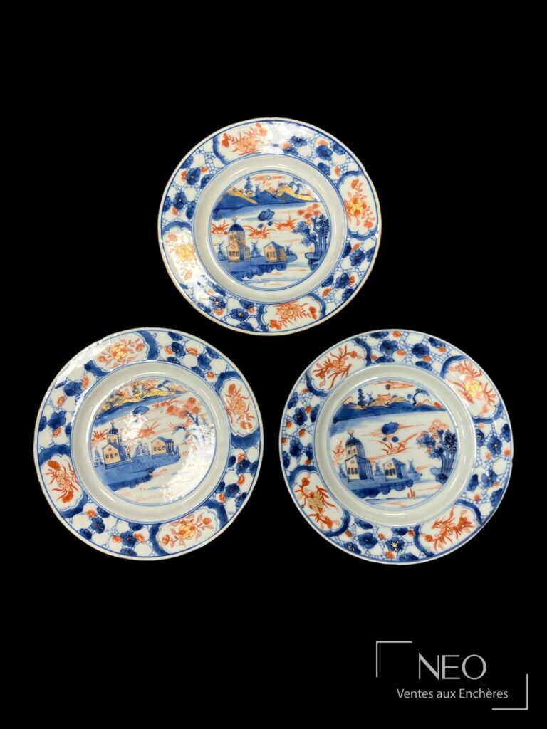 Trois assiettes en porcelaine chinoise à décor Imari