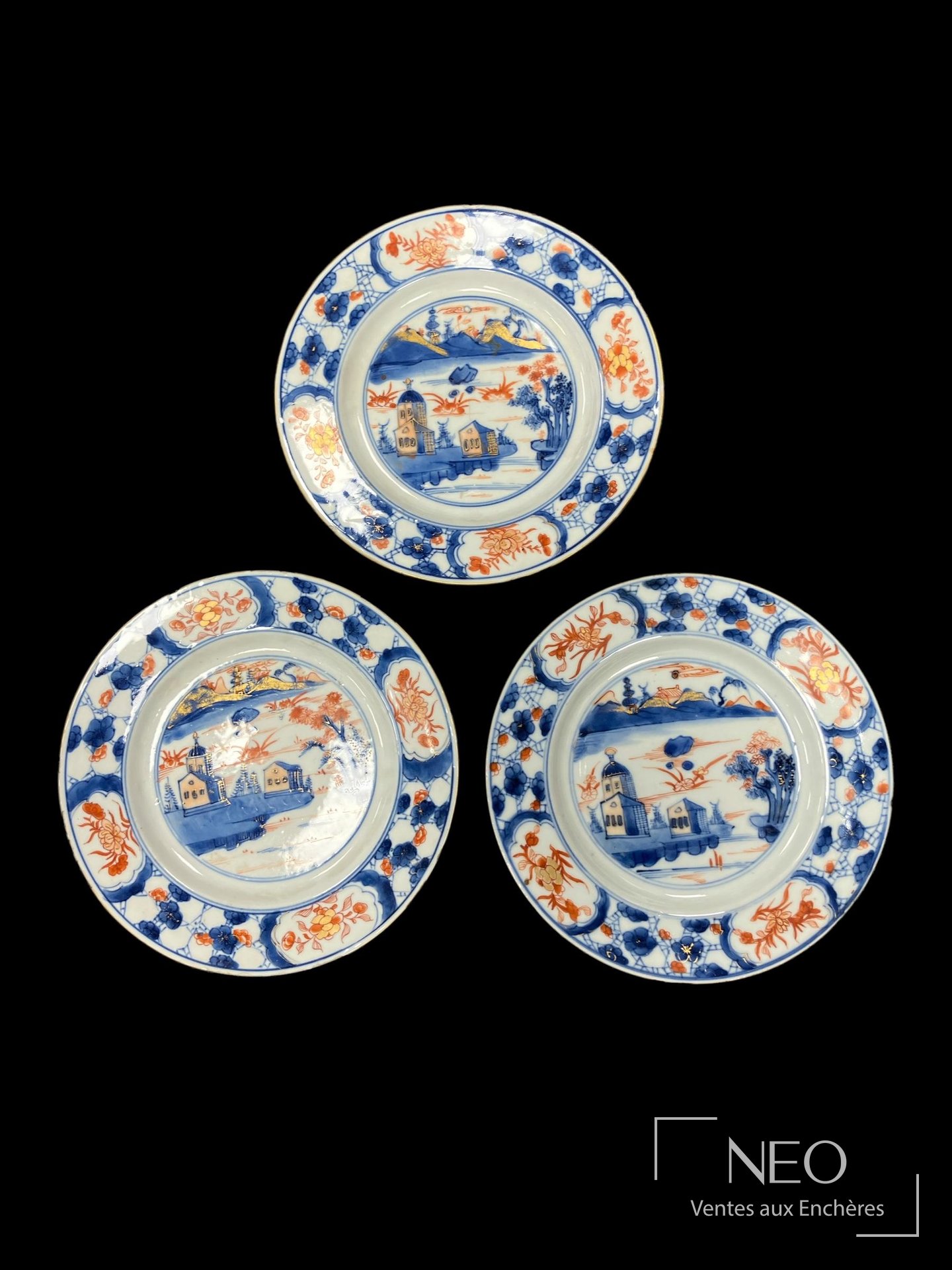 Trois assiettes en porcelaine chinoise à décor Imari