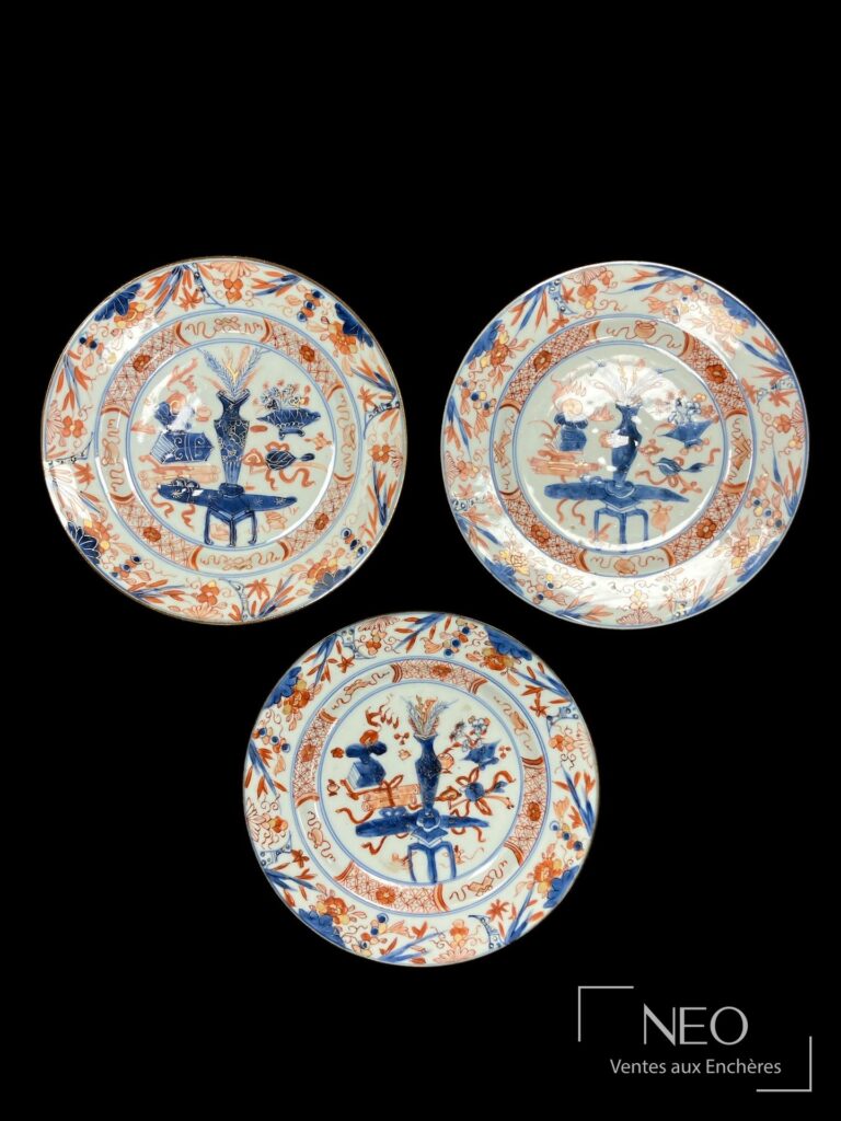 Trois assiettes chinoises en porcelaine