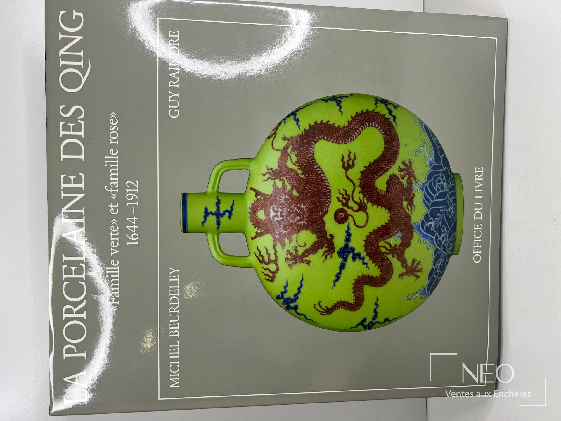 Couverture du livre La porcelaine des Qing avec vase vert illustré
