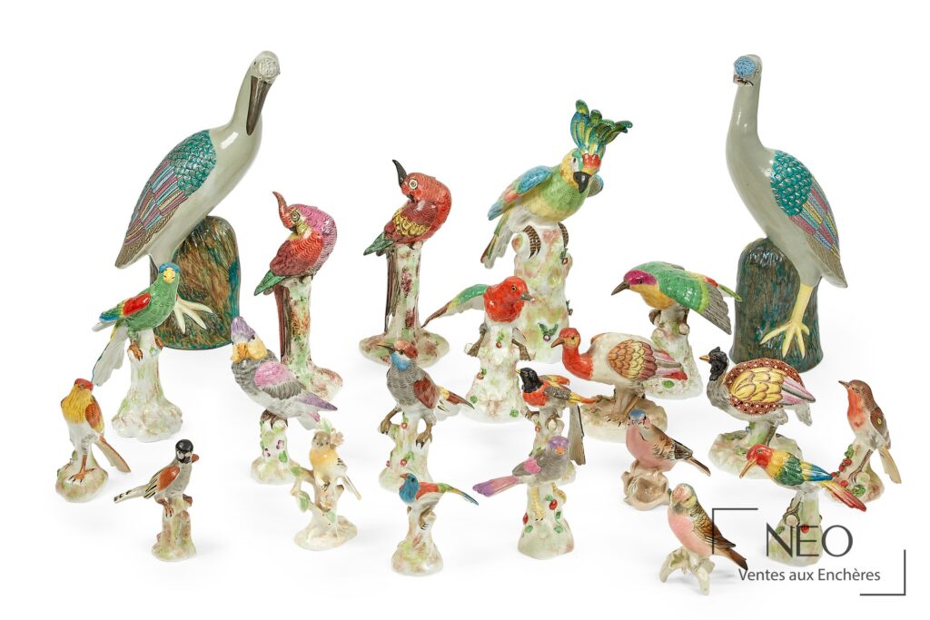 Ensemble de vingt-deux oiseaux en porcelaine émaillée polychrome