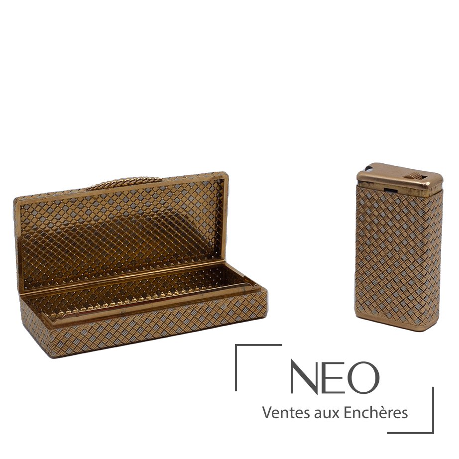 Ensemble en or jaune et gris comprenant un porte-cigarette ouvert et un briquet