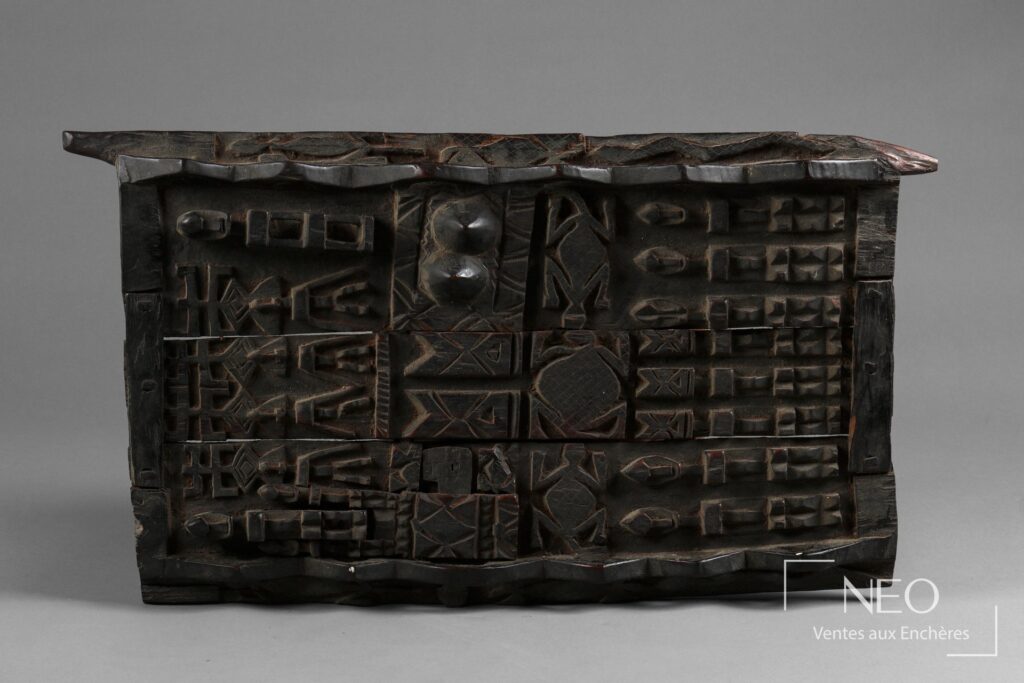 Porte de grenier Dogon en bois sculpté