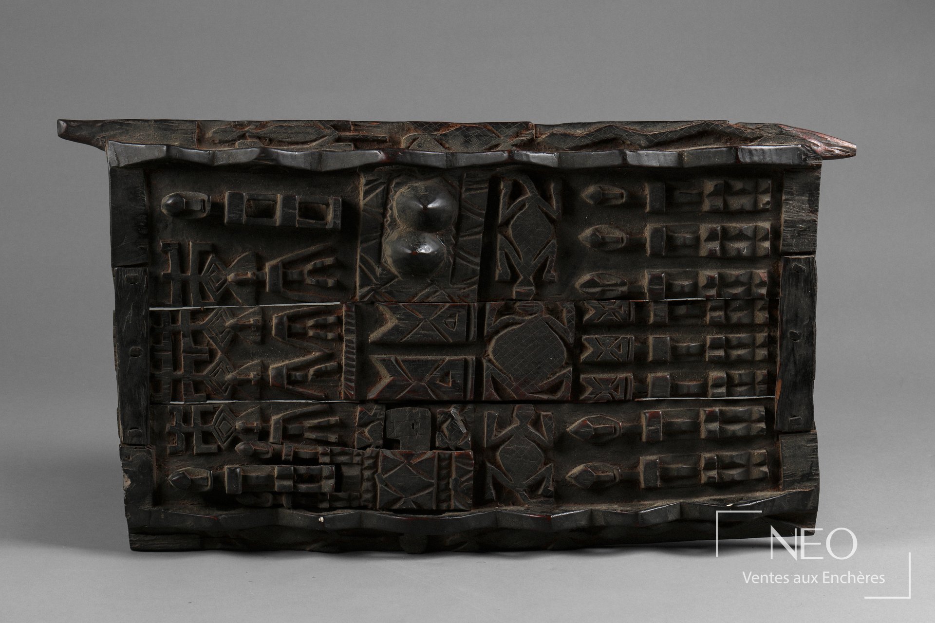 Porte de grenier Dogon en bois sculpté