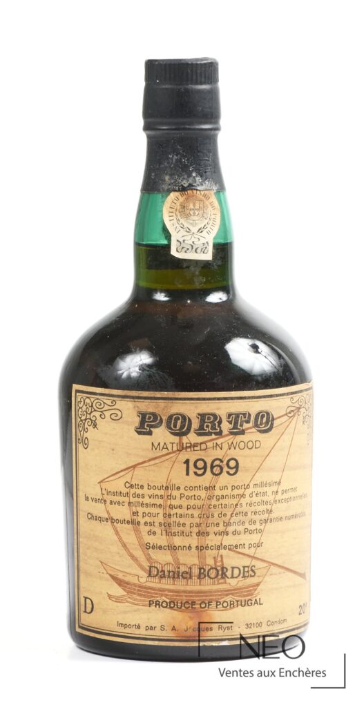 Bouteille de porto 1969 avec étiquette principale et capsule noire
