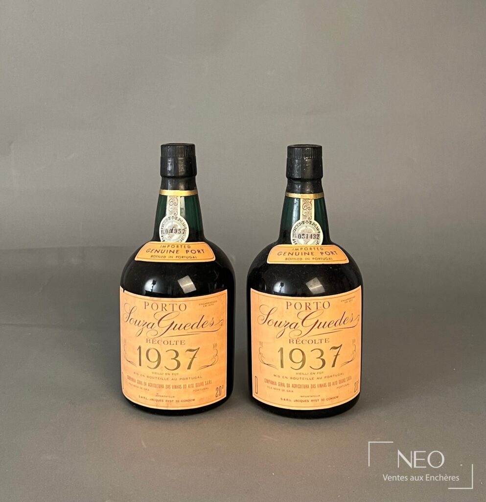 Deux bouteilles de porto Souza Guedes 1937 vues de face avec leurs étiquettes orangées.