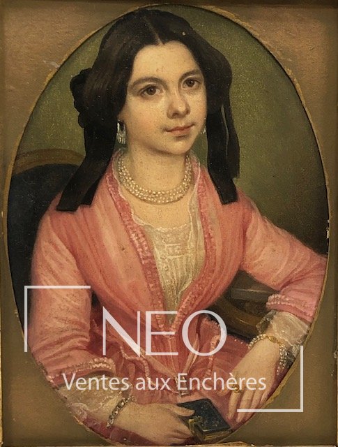 Portrait de jeune fille en robe rose