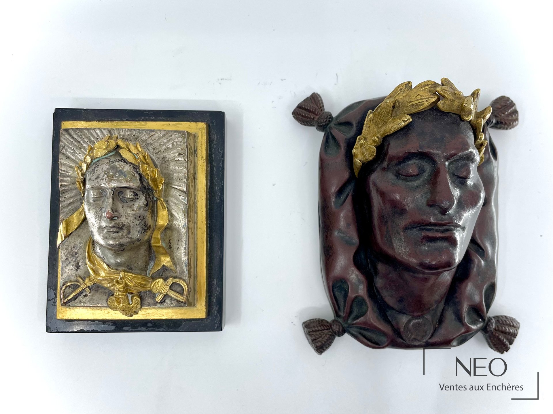 Deux presse-papiers représentant le masque mortuaire de Napoléon Ier