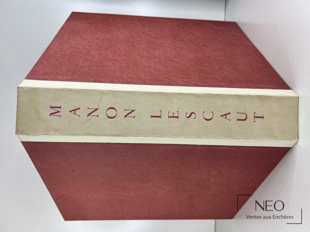 Coffret rouge et chemise beige portant le titre Manon Lescaut