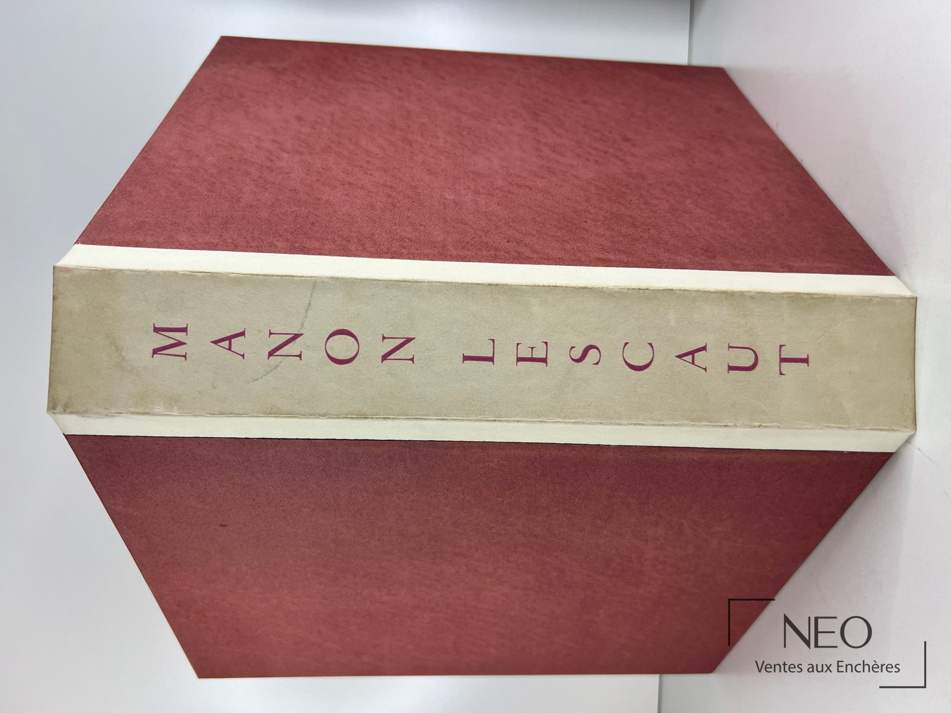 Coffret rouge et chemise beige portant le titre Manon Lescaut