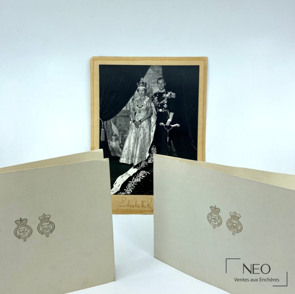Ensemble de deux cartes de vœux et une photographie signée représentant la reine Élisabeth II et le prince Philip