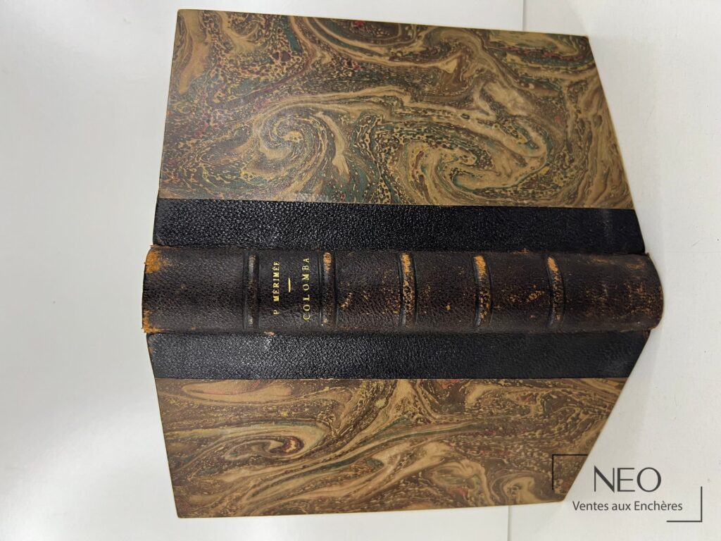 Couverture marbrée et dos en chagrin d'un livre de Prosper Mérimée