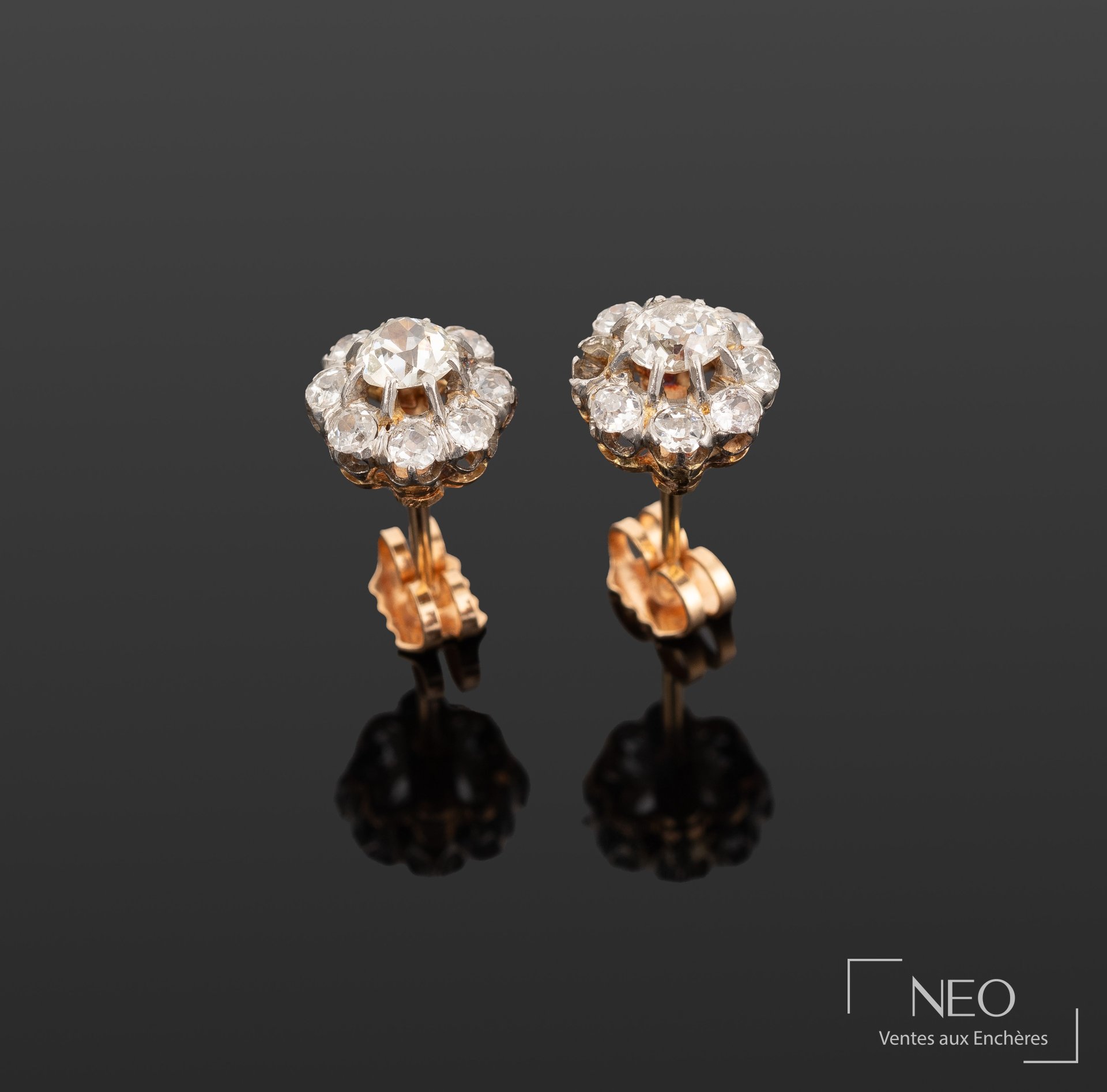 Puces d’oreilles en or jaune 18K, platine et diamants anciens