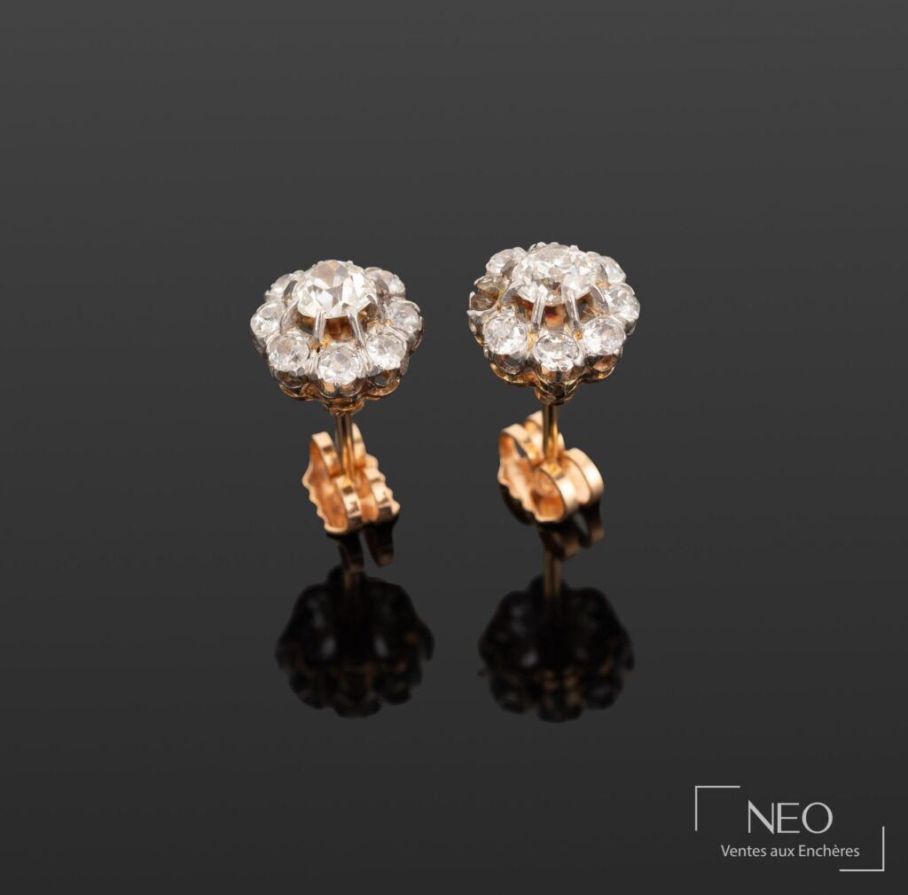 Paire de puces d’oreilles en or jaune et platine serties de diamants anciens