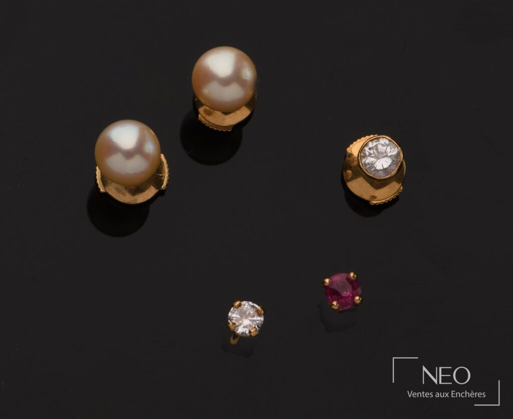 Ensemble de cinq puces d'oreilles en or jaune