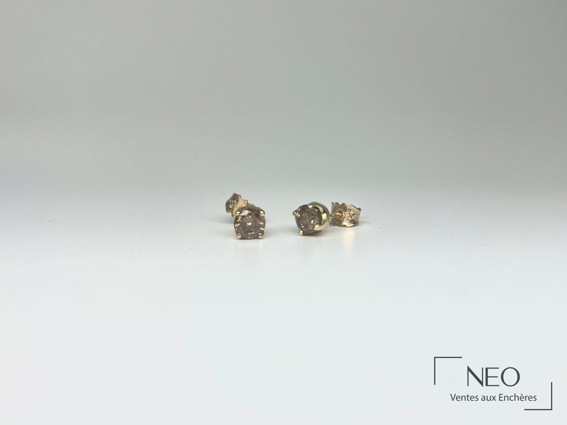 Paire de puces d’oreilles en or jaune 18 carats pavées de diamants