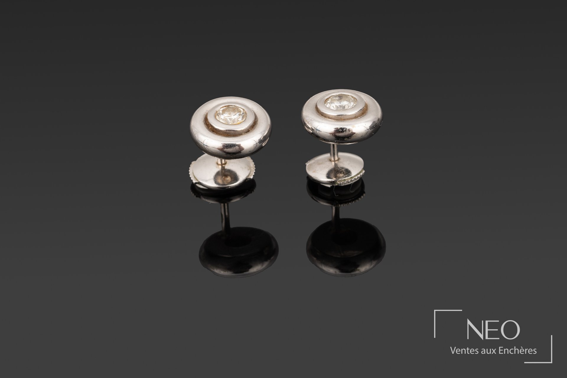 Paire de puces d’oreilles en or blanc serties chacune d’un diamant rond
