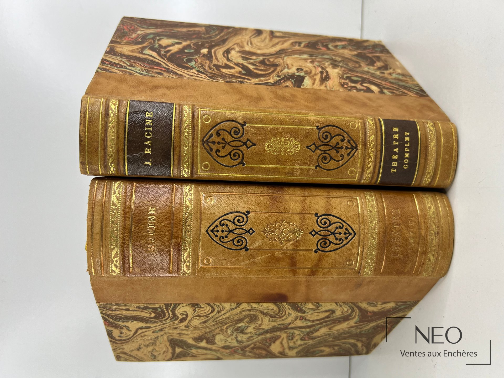 Deux volumes reliés de Théâtre complet de Racine avec plats marbrés et dos dorés