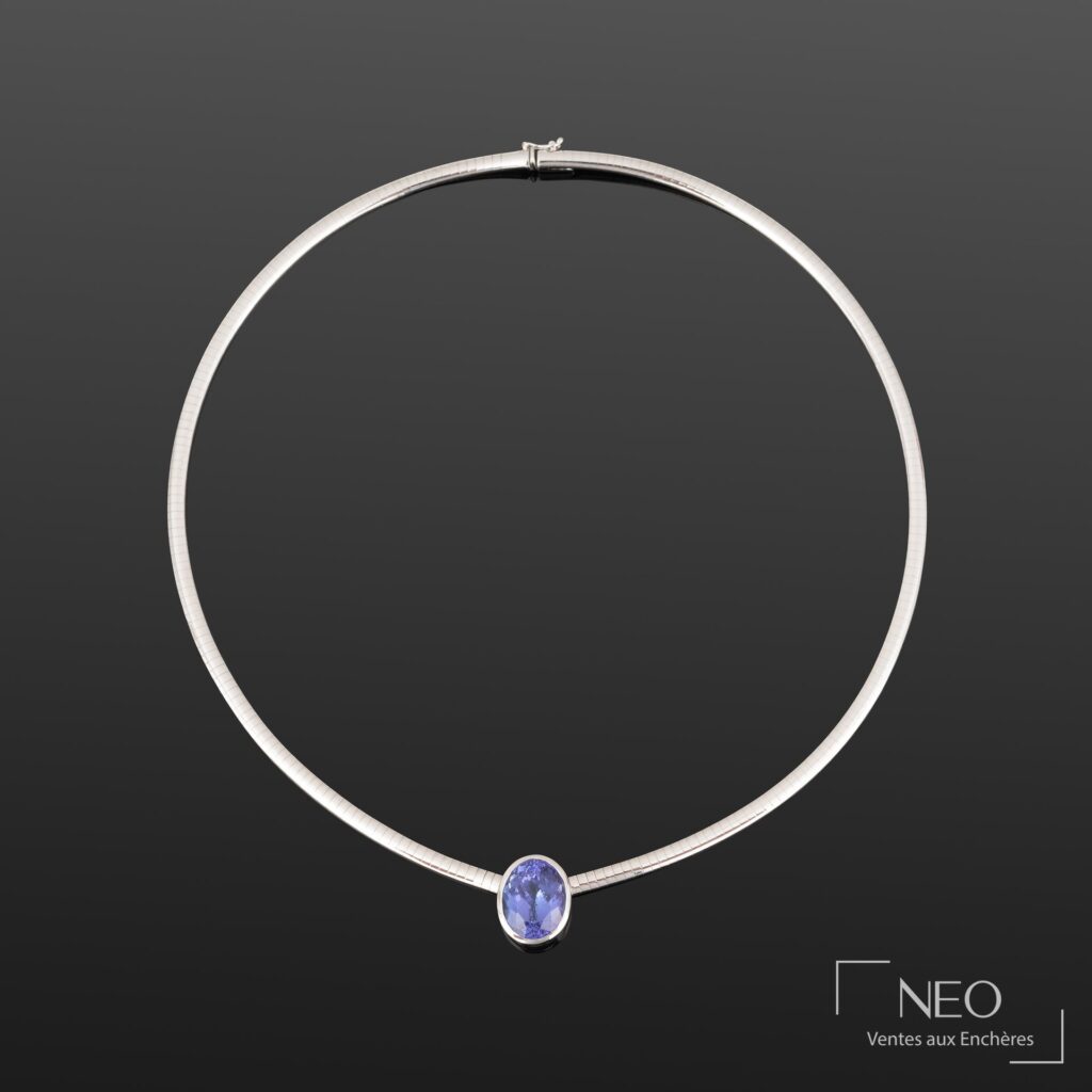 Ras de cou en or gris avec tanzanite ovale montée au centre