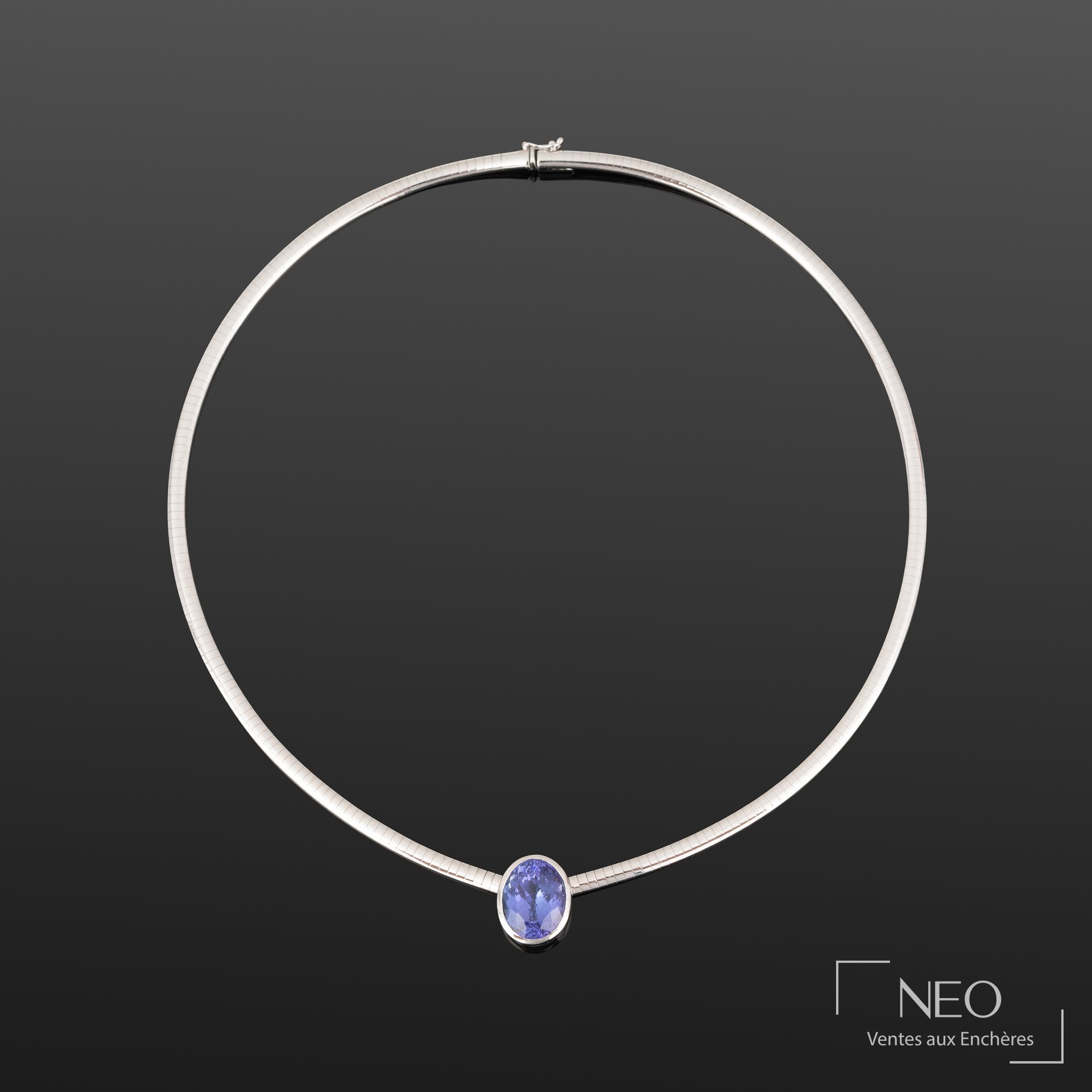 Ras de cou en or gris avec tanzanite ovale montée au centre
