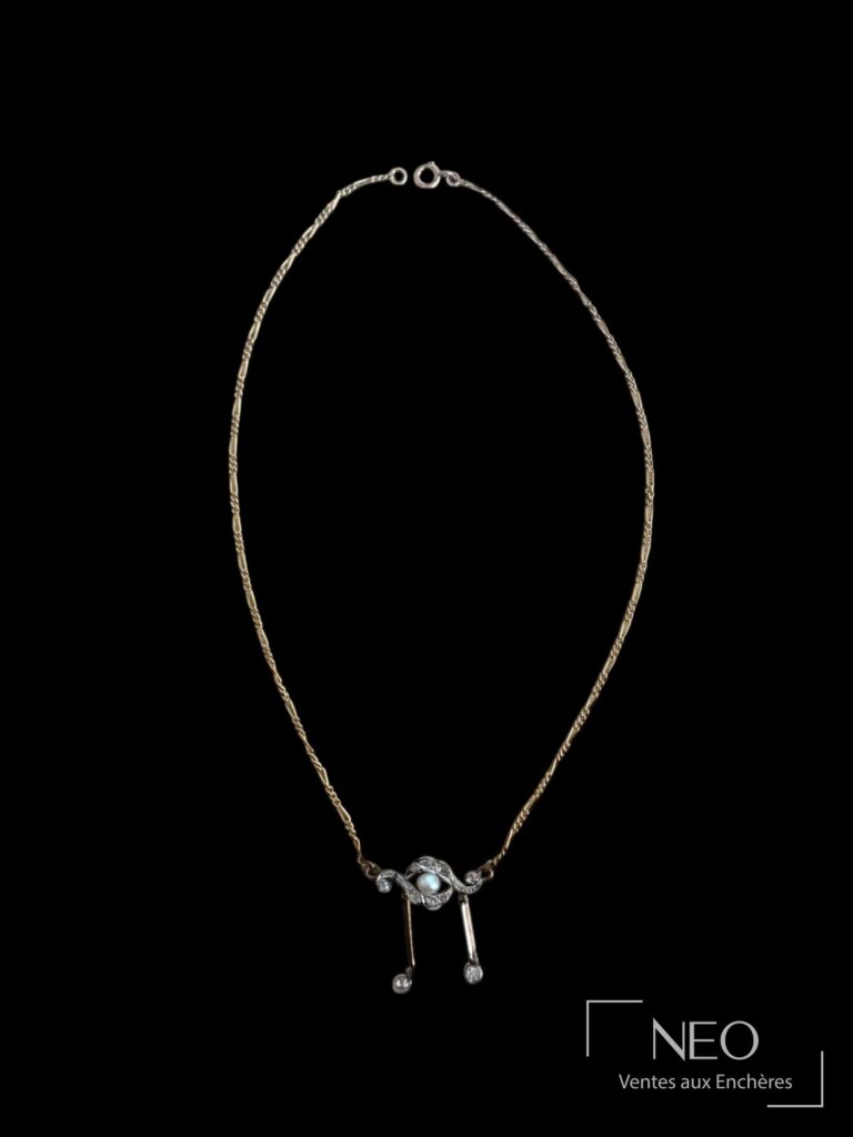 Ras de cou en or et platine avec pendentif serti de diamants et perle blanche