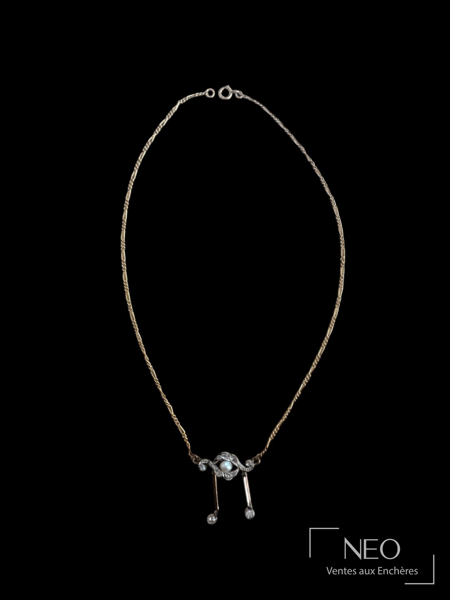 Ras de cou en or et platine avec pendentif serti de diamants et perle blanche