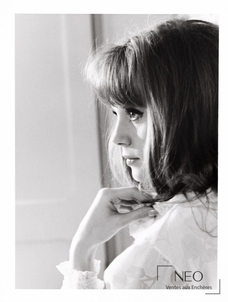 Portrait en noir et blanc de Françoise Dorléac de profil pendant un tournage