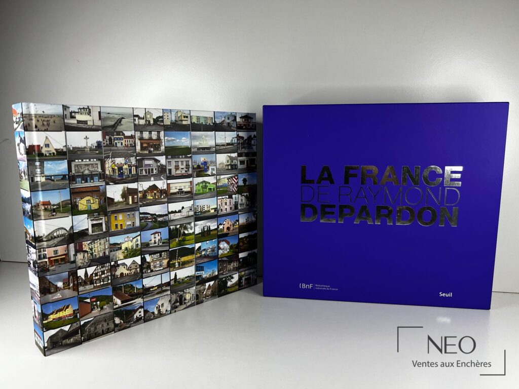 Livre La France de Raymond Depardon avec coffret bleu et jaquette illustrée