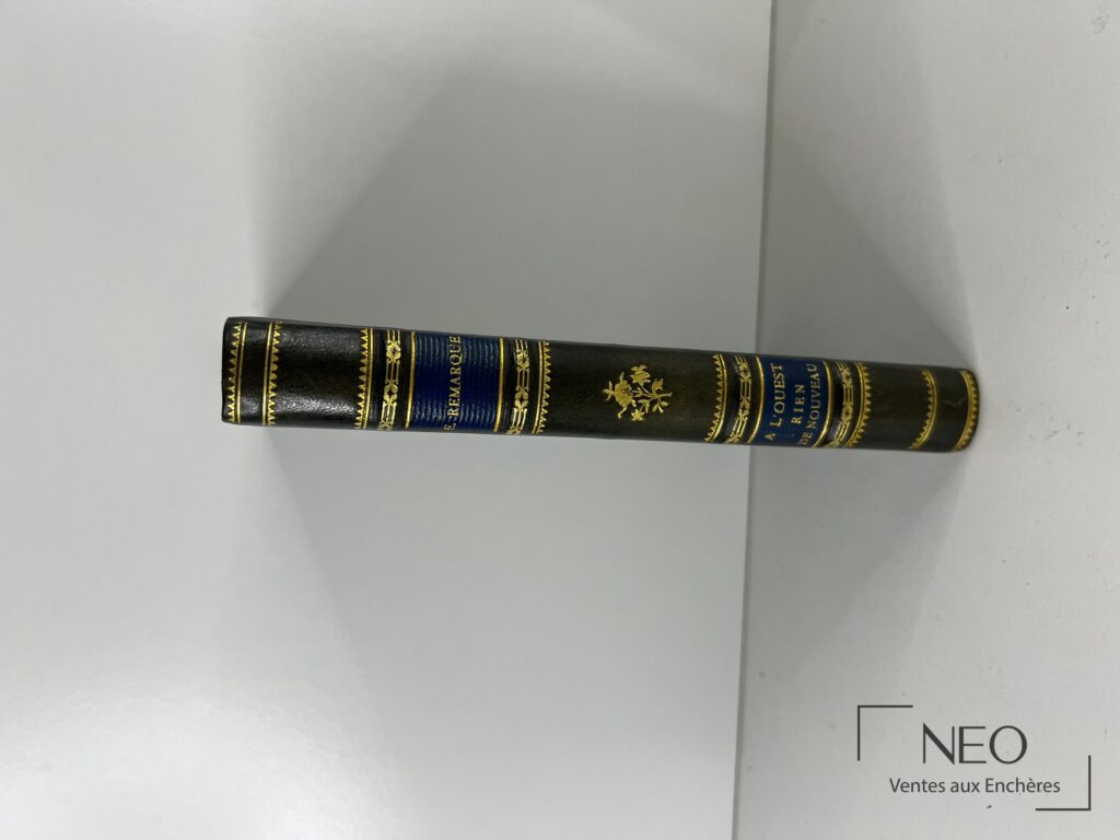 Dos de reliure noire et bleue dorée portant le titre A l'ouest rien de nouveau.