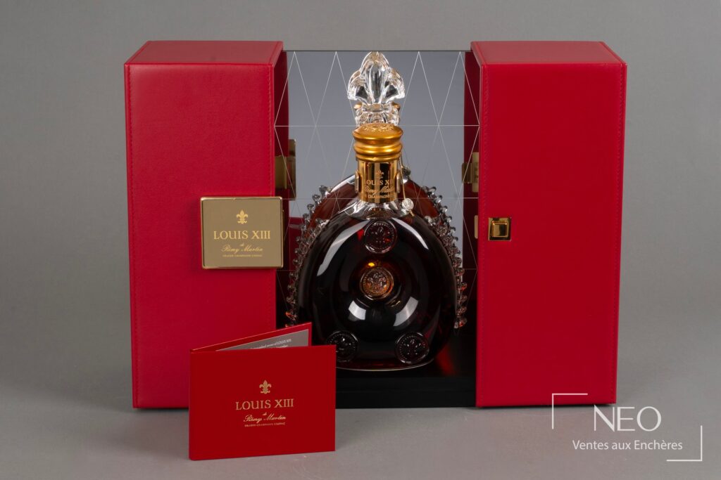 Carafe Rémy Martin Louis XIII présentée dans son coffret rouge ouvert