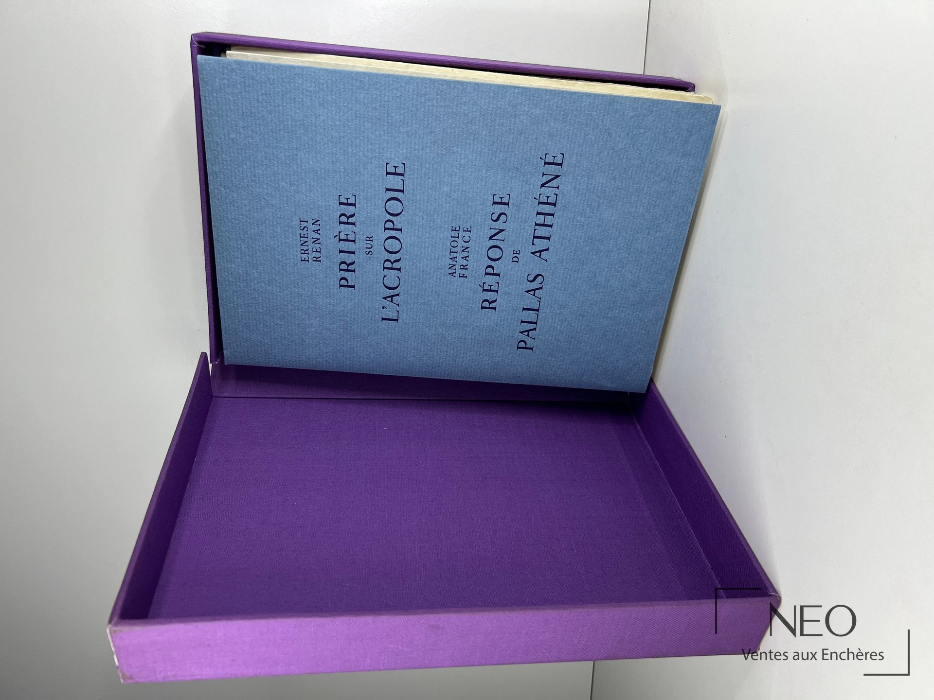 Ouvrage ouvert dans son coffret violet