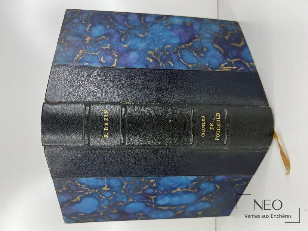 Livre relié en demi-chagrin noir avec plats marbrés bleus et titres dorés au dos