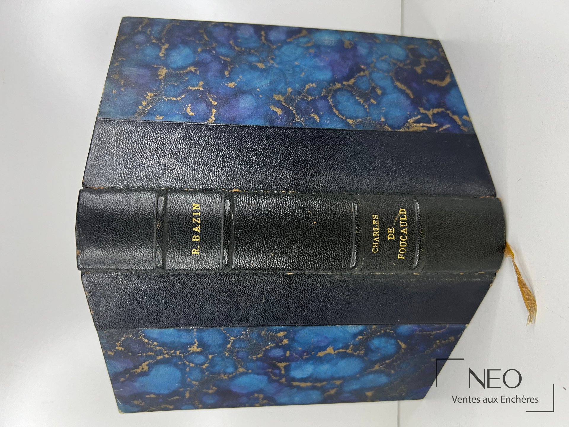 Livre relié en demi-chagrin noir avec plats marbrés bleus et titres dorés au dos