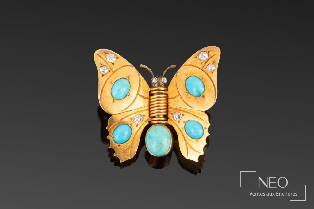 Broche papillon en or jaune sertie de turquoises et de diamants