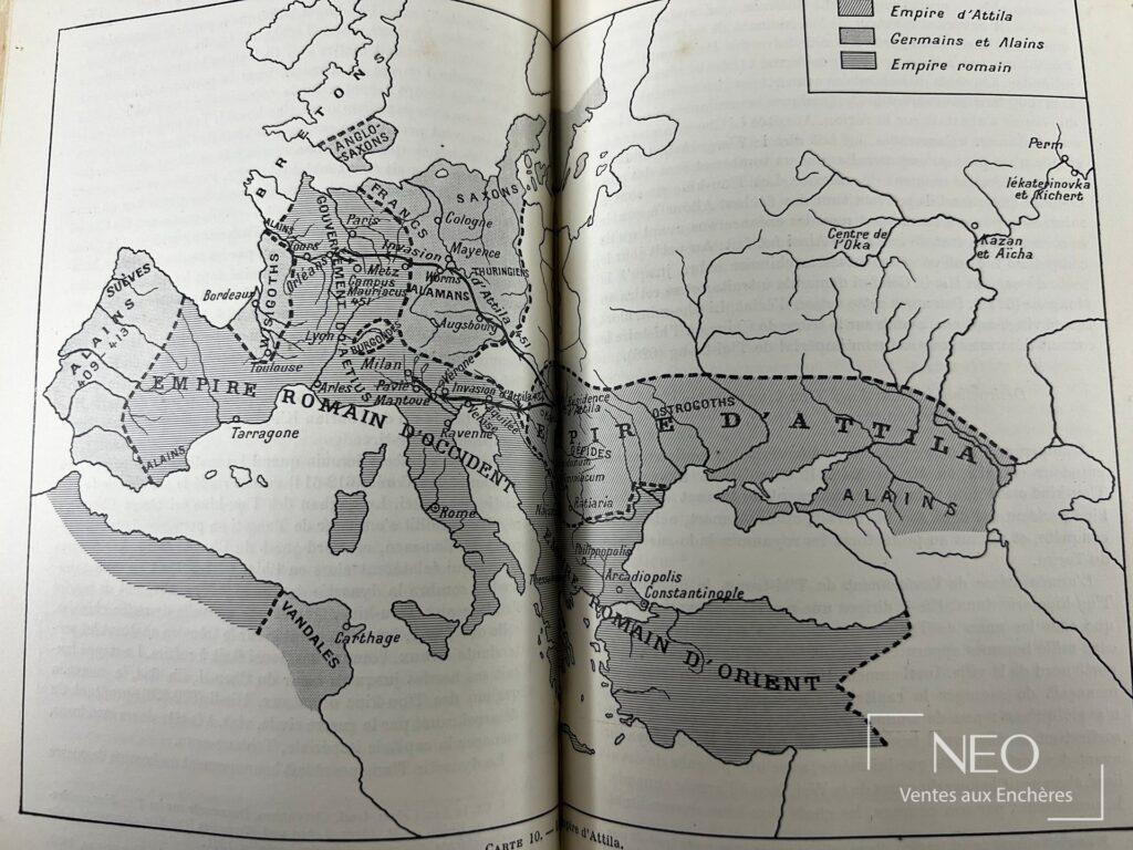 Carte imprimée de l'Empire des steppes ouverte dans l'ouvrage