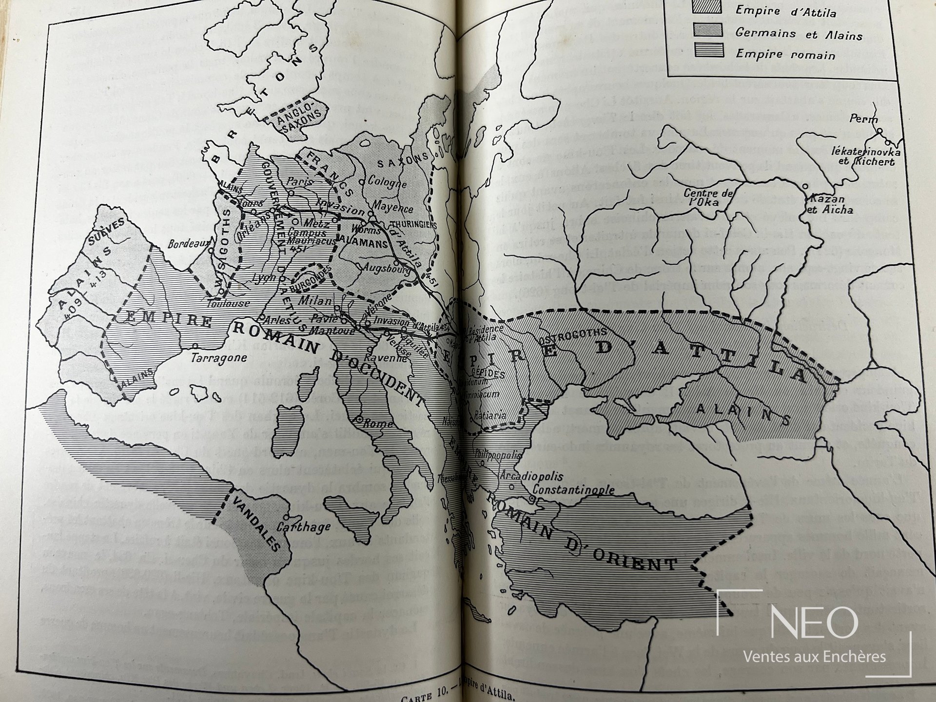 Carte imprimée de l'Empire des steppes ouverte dans l'ouvrage