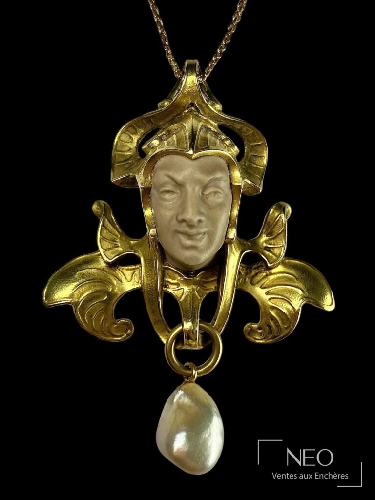 Bijou René Lalique en or jaune avec buste féminin et perle baroque