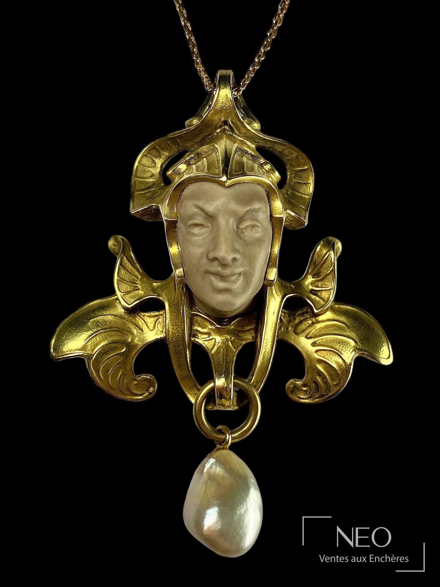 Bijou René Lalique en or jaune avec buste féminin et perle baroque
