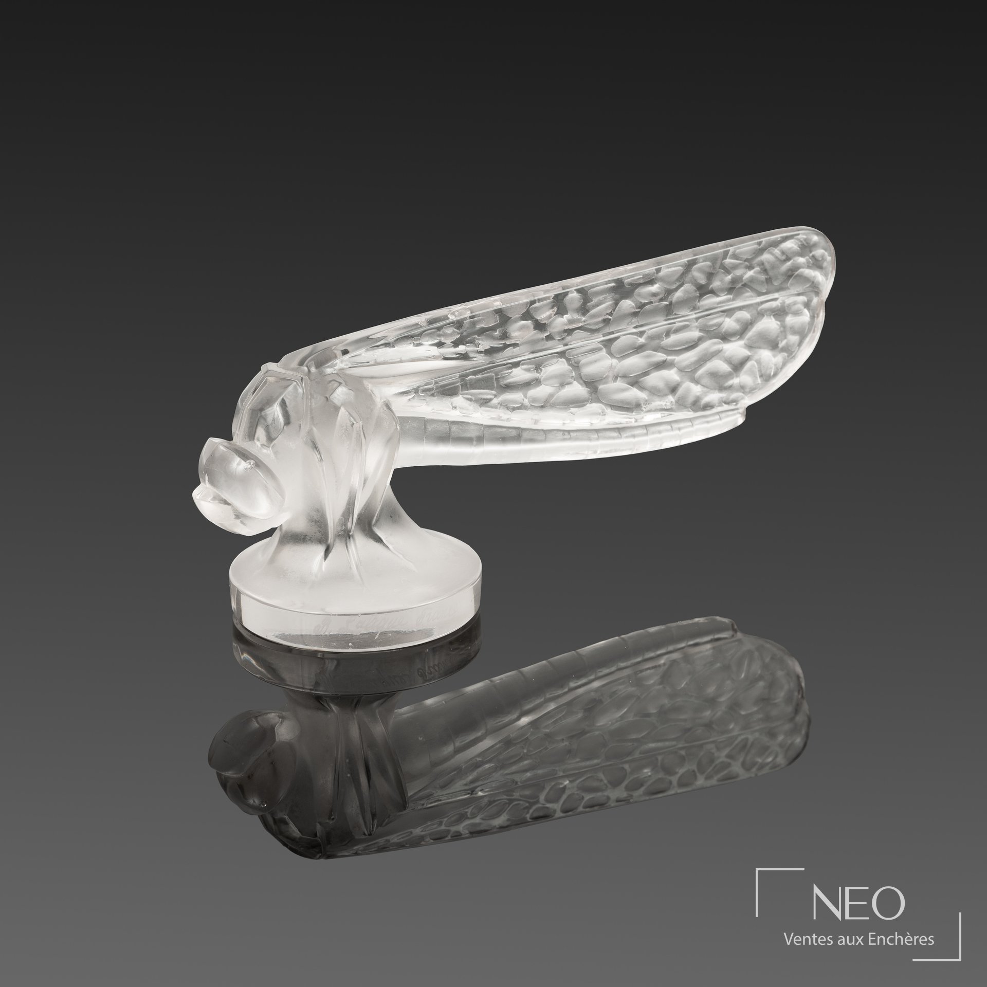 René Lalique Petite Libellule, bouchon de radiateur en verre blanc moulé pressé