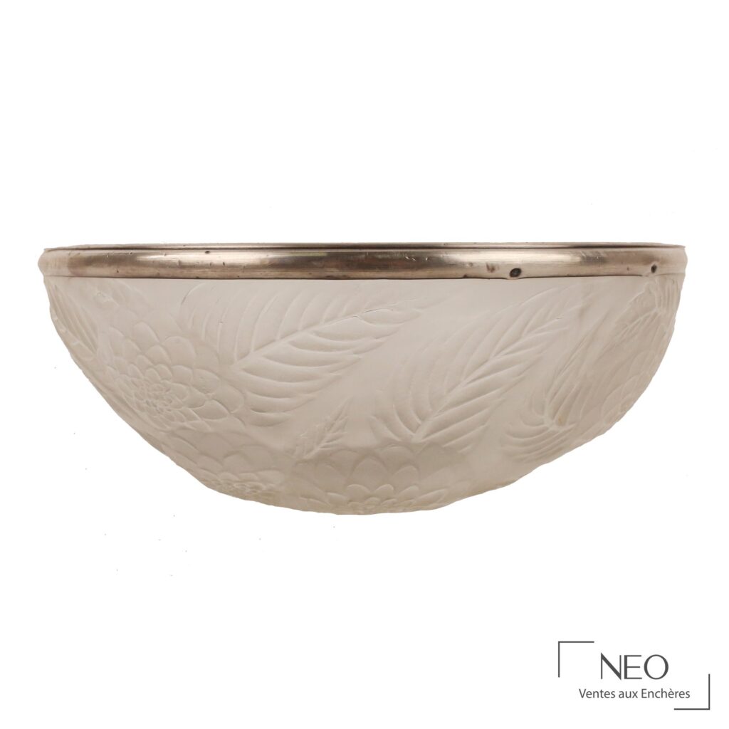 Coupe René Lalique en verre opale à décor floral et monture argentée