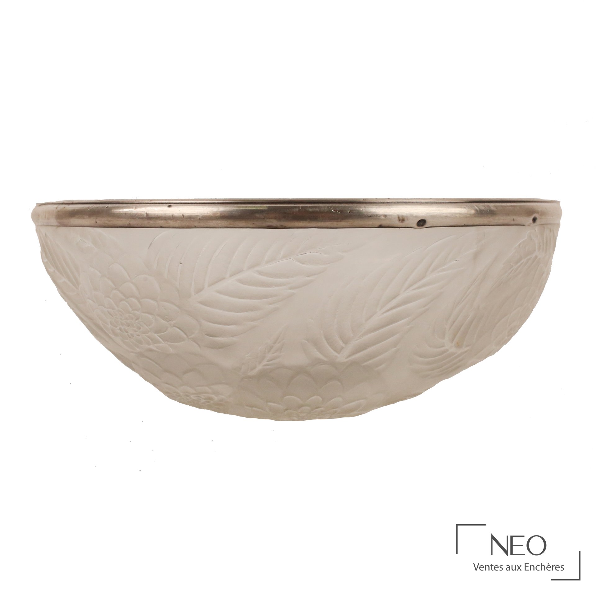 Coupe René Lalique en verre opale à décor floral et monture argentée