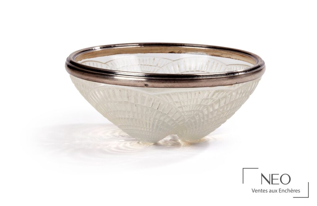 Coupe René Lalique en verre opalescent avec monture en métal argenté