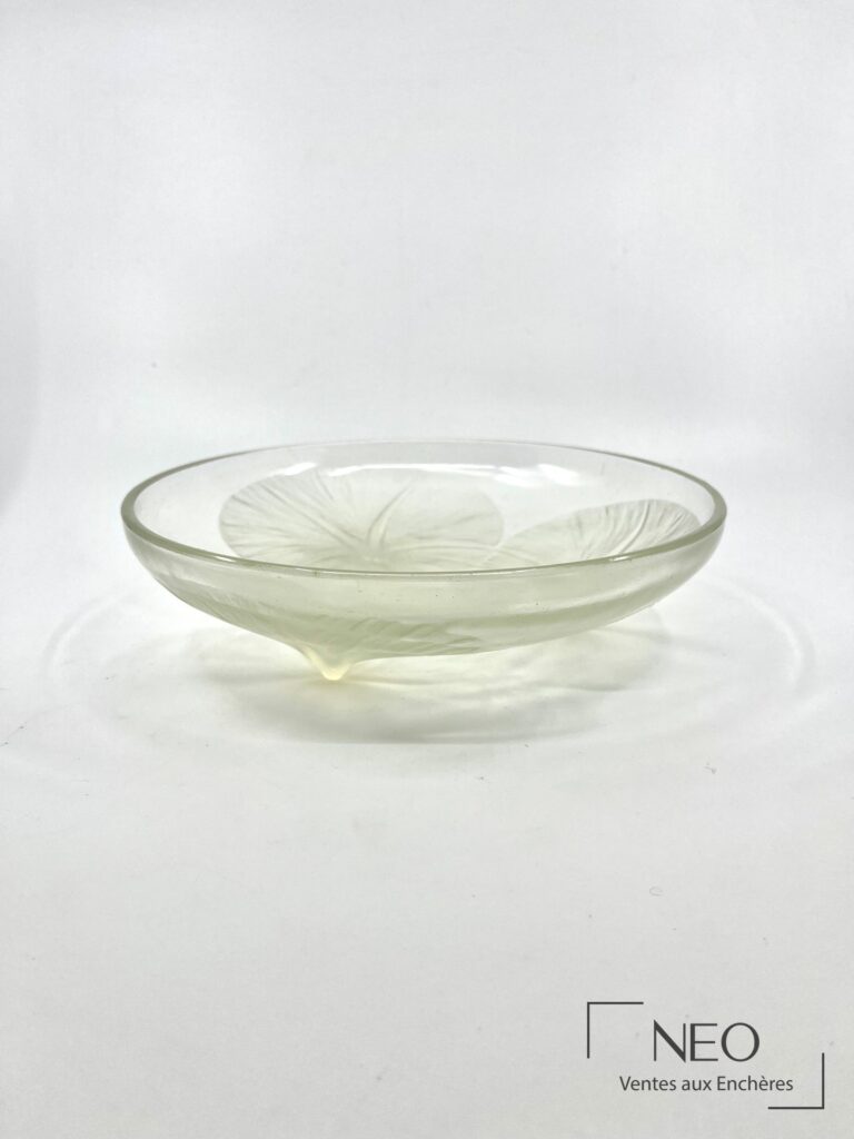 Coupe en verre opalescent de René Lalique vue de profil