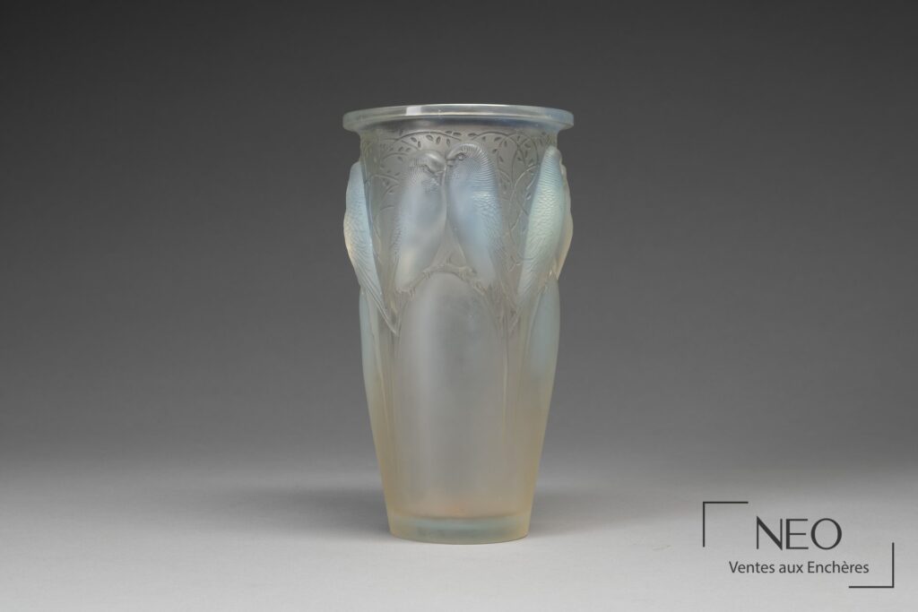 Vase opalescent décoré de perruches et de motifs végétaux