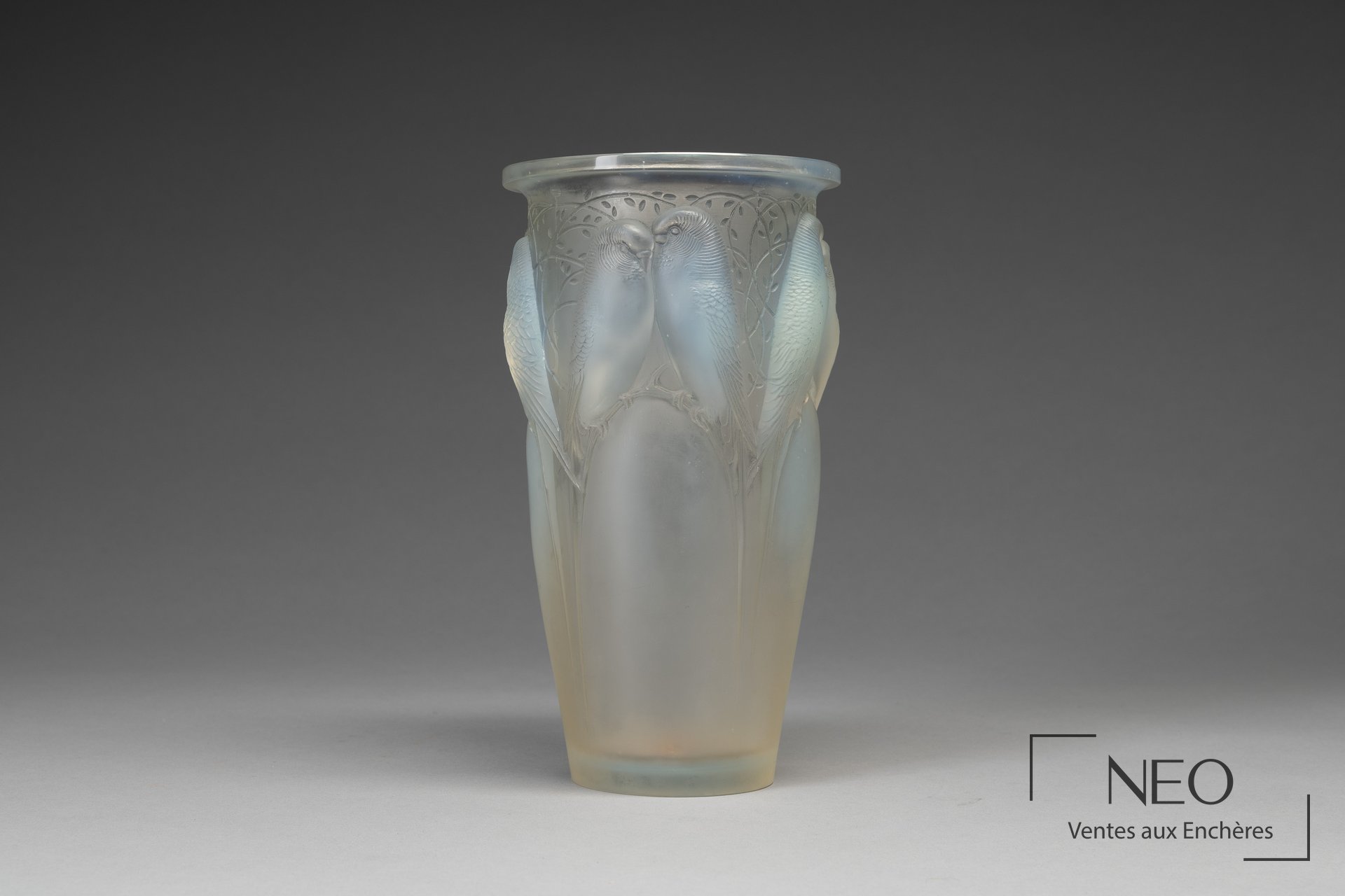 René Lalique Vase Ceylan en verre moulé-pressé opalescent