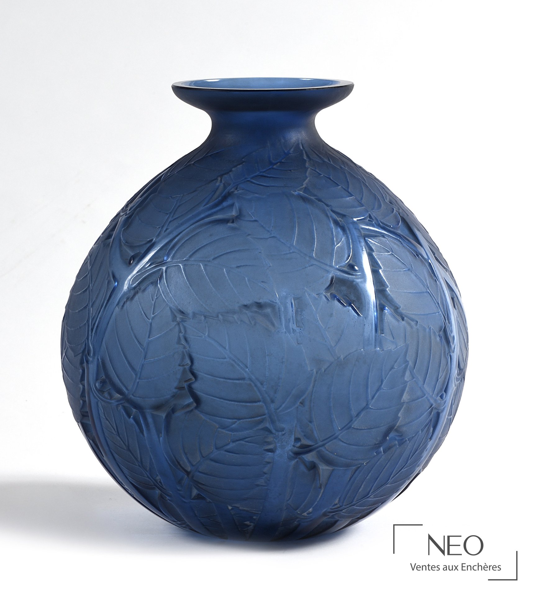René Lalique Vase boule Milan en verre patiné bleu