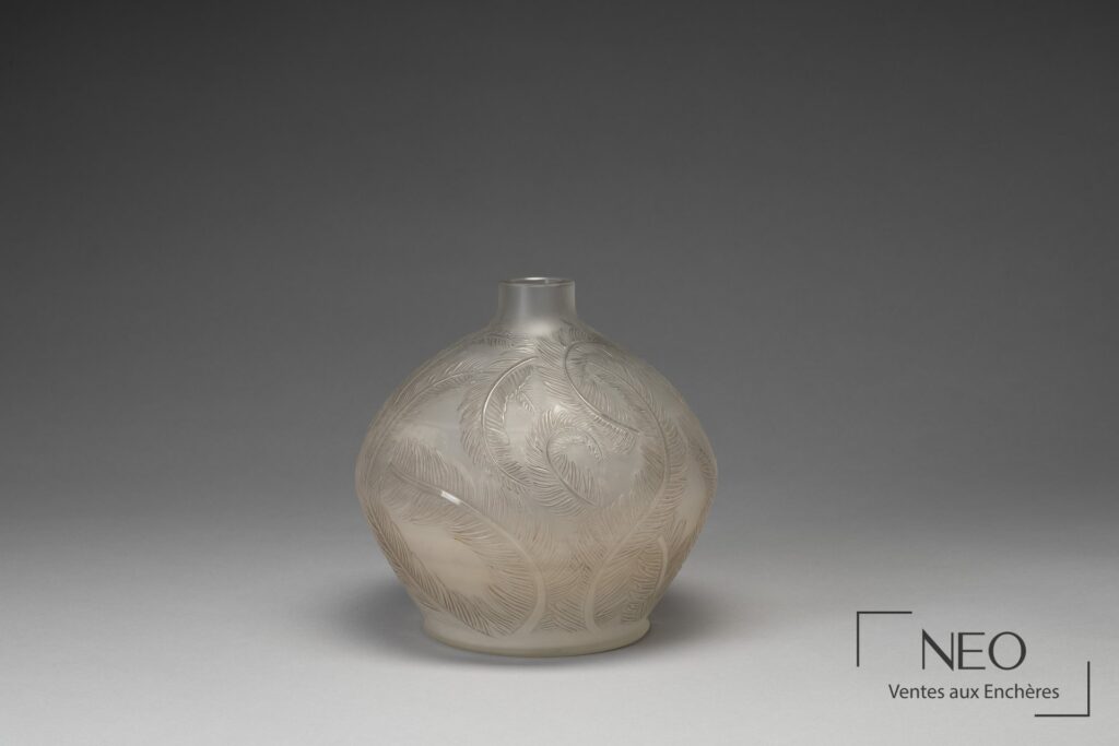 Vase René Lalique Plumes en verre blanc