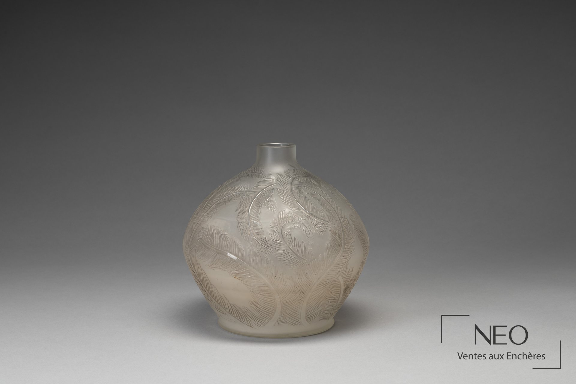 Vase René Lalique Plumes en verre blanc