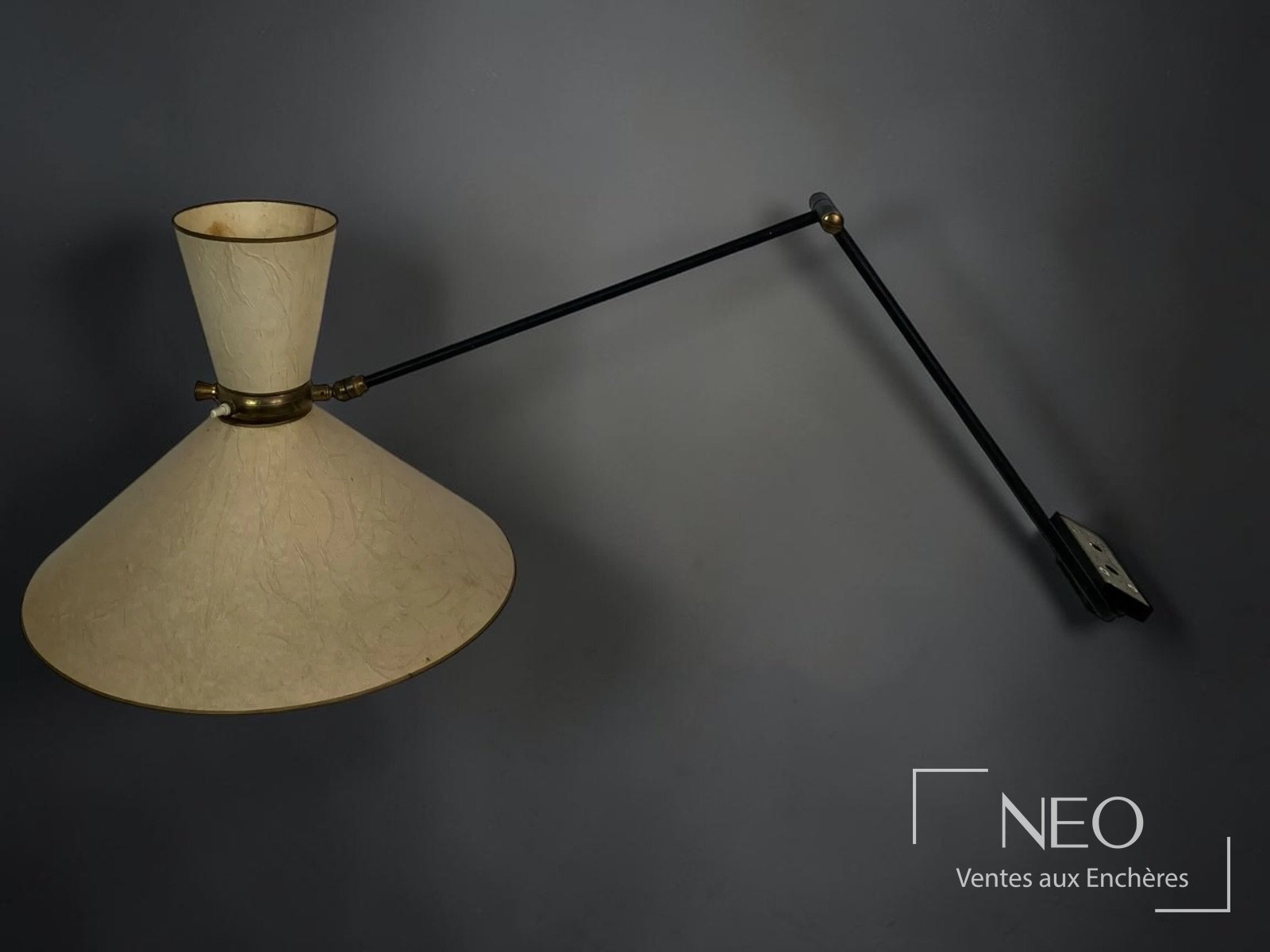 Lampe d'applique repliable avec abat-jour beige et bras noir articulé